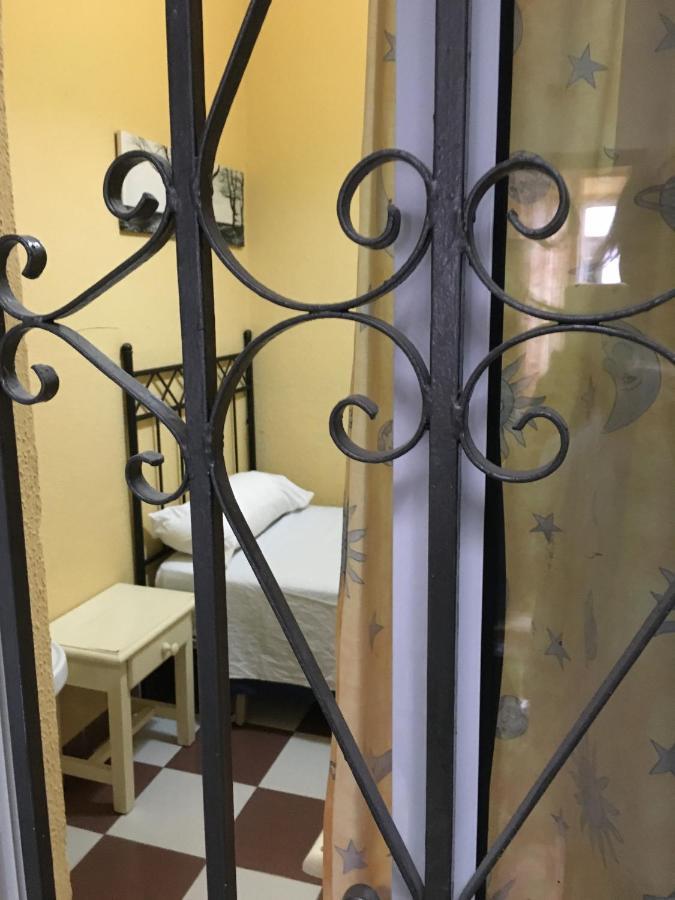 Pension Lisdos 塞维利亚 外观 照片